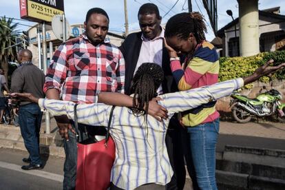 Una mujer abre los brazo tras reencontrarse con su familia tras la evacuación.