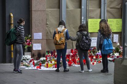 Estudiantes en la puerta del instituto Joan Fuster de Barcelona