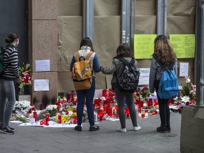 Estudiantes en la puerta del instituto Joan Fuster de Barcelona