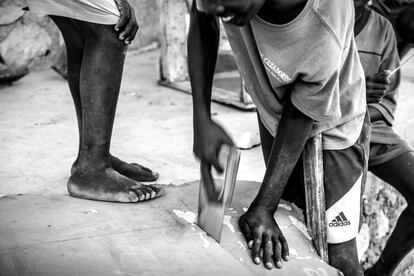 En el río Pedernales, que separa a los dos países de la isla La Española, se puede ver a gente lavando ropa o tractores. Algunos haitianos trabajan de forma irregular en el lado dominicano para tener algo con lo que comer.