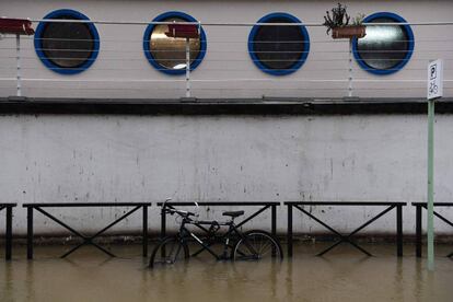 Una bicicleta permanece estacionada durante la crecida del río Sena a las afueras de París, el 25 de enero de 2018.