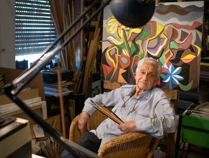 El pintor y poeta José Luis Galicia, amigo de Pablo Picasso, en el estudio que tiene en su casa de Madrid.