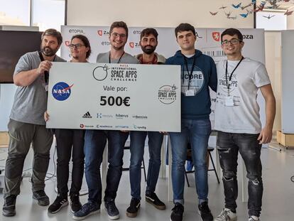 Los creadores de 'Predictfire'. De izquierda a derecha, Pedro Oros, Andrés Fandos, Lorenzo Cano, David Morilla, Diego Royo y David Ubide.
