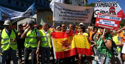 Una protesta de los examinadores de Tráfico ante la DGT.