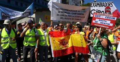 Una protesta de los examinadores de Tráfico ante la DGT.