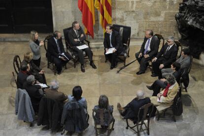 El presidente del Consell, Alberto Fabra, ayer, con el Comité de Entidades Representantes de Personas con Discapacidad.