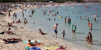 Turistas en la playa de Magaluf (Mallorca).