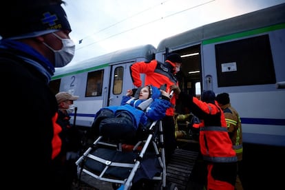 Paramédicos ayudan a un niño enfermo a subir a un tren medicalizado tras ser evacuado de Járkov, en Medyka (Polonia). Unos 30 niños ucranios que padecen cáncer llegan este viernes a España para ser tratados de sus dolencias. Está previsto que aterricen en Madrid a lo largo de la jornada para ser luego tratados en hospitales públicos de referencia en el tratamiento del cáncer pediátrico.