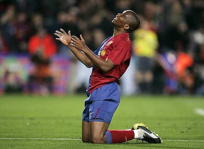 Eto'o se lamenta tras un fallo.