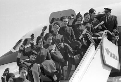 Un grupo azafatas del servicio de auxiliares de Iberia saludan tras su llegada de un vuelo internacional en 1968.