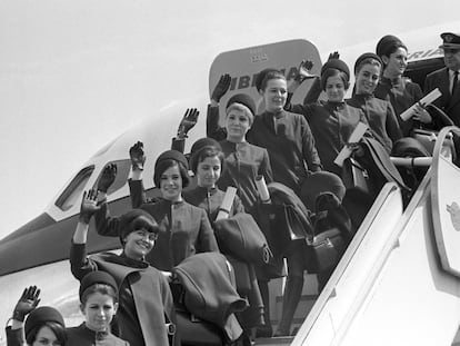 Un grupo azafatas del servicio de auxiliares de Iberia saludan tras su llegada de un vuelo internacional en 1968.