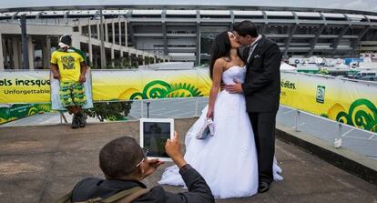 Um casal comemora sua união no Maracanã em 2013.