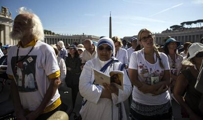 Fieles durante la ceremonia de canonización de la Madre Teresa de Calcuta en la plaza de San Pedro.