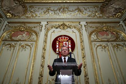 El ministro de Justicia, Alberto Ruiz-Gallardón, durante la rueda de prensa ofrecida en la sede del Ministerio, donde ha anunciado su dimisión así como el abandono de la política después de 30 años de actividad pública y su escaño en el Congreso por el Partido Popular, 23 de septiembre de 2014.