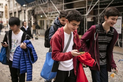 Adolescentes juegan al Pok&eacute;mon Go en Buenos Aires.