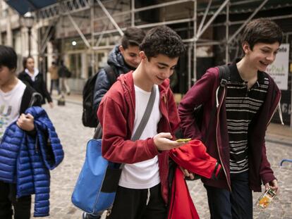 Adolescentes juegan al Pok&eacute;mon Go en Buenos Aires.