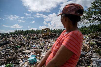 Ana Rosa observa como el tractor va compactando las montañas de basura. Esta actividad desplaza los desperdicios para dejar espacio a los camiones que descargan montañas de residuos.