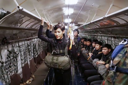 Otra imagen de la concubina Sineenat Wongvajirapakdi en un avión militar.