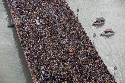 Miles de personas durante la procesión del Nazareno Negro por las calles de Manila.