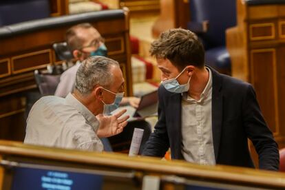 Joan Baldoví e Íñigo Errejón charlan este martes en el hemiciclo. Al fondo, Pablo Echenique.