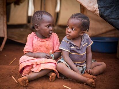 Dos hermanas de Burundi en la tienda de campa&ntilde;a del campo de refugiados de Tanzania en el que viven.
 
 