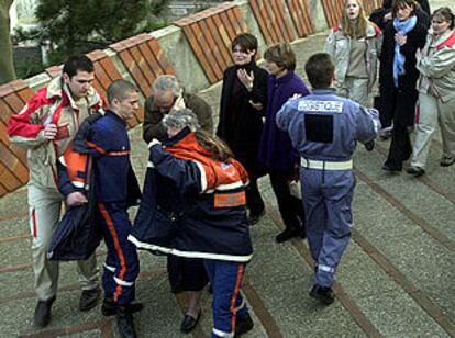 Familiares de las víctimas del tiroteo y miembros de los equipos de socorro, frente al Ayuntamiento de Nanterre.

Richard Durn.