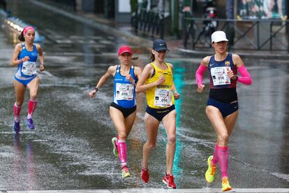 Cuatro de las participantes que han tomado ventaja en la carrera.