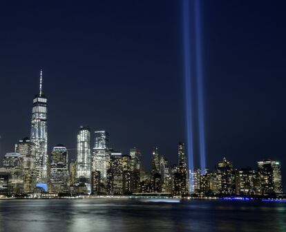 Dos rayos de luz vistos desde Jersey City.