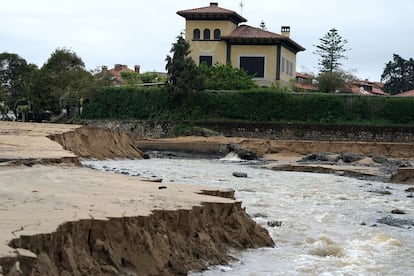 Destrozos causados en la playa de La Isla, en Colunga (Asturias), por la crecida del río Lliberdón el pasado jueves.