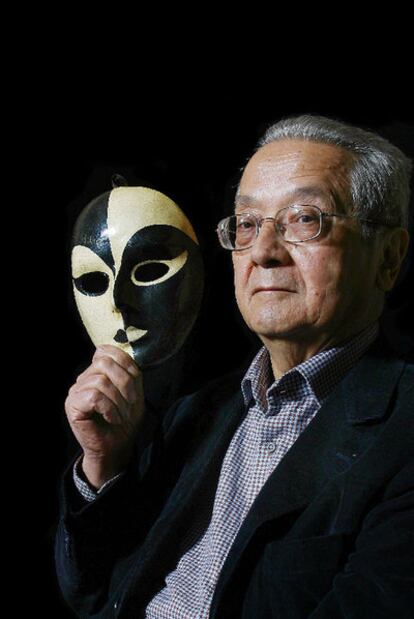 Jacques Vergès, con una máscara de su colección.