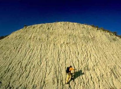 Las lomas de yeso sin cobertura vegetal forman parte del paisaje en el entorno de las cuevas de Sorbas, en Almería.