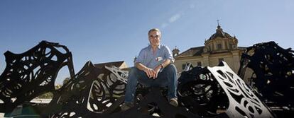 Matthew Ritchie posa en Sevilla sentado en su pieza <i>The Morning Line</i>.