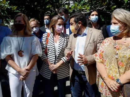 La portavoz parlamentaria del PP, Cuca Gamarra (con chaqueta de rayas) conversa con el diputado de Ciudadanos Miguel Gutiérrez, este domingo frente al Congreso de los Diputados.