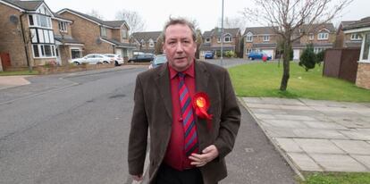 El laborista Jim Sheridan fa campanya a Ferguslie.