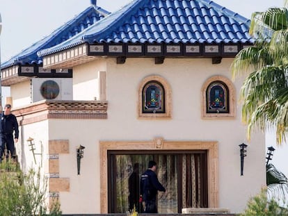 Agentes de la polic&iacute;a, en el registro de la vivienda de Quique Pina en Molina del Segura.