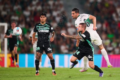 Ruibal, autor del gol del Betis, intenta controlar el balón ante Bigas.
