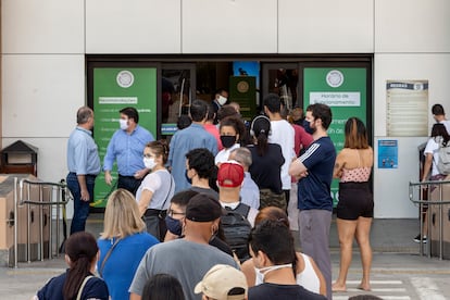 Fila na entrada de um shopping center de São Paulo.