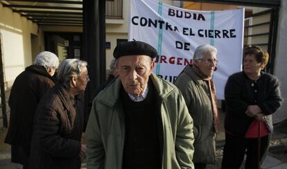 Vecinos de Budia se concentran en en centro de salud. 