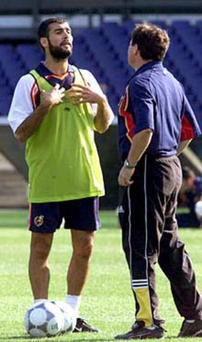 Guardiola conversa con Camacho en un entrenamiento.