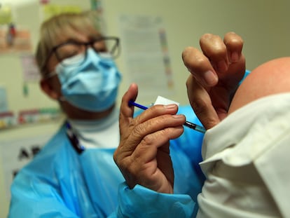 Una doctora aplica una vacuna contra la covid-19 a una mujer, en Ciudad de México, en una imagen de archivo.