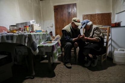 El hijo de Juan Martín y Sinforosa, Vicente, fue el último niño en vivir allí, y tuvo que ir a la escuela en un pueblo cercano después de que el maestro local se fuera y cerrara su escuela. En la imagen, Sinforosa intenta extraer una astilla de la mano de su marido, el 25 de mayo de 2018.