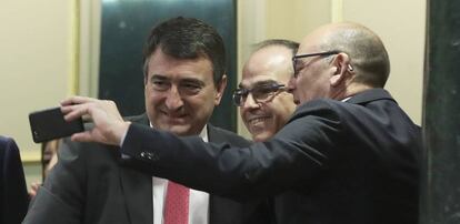 El diputado preso Jordi Turull se hace un selfi ayer con Aitor Esteban, del PNV.