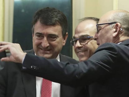 El diputado preso Jordi Turull se hace un selfi ayer con Aitor Esteban, del PNV.