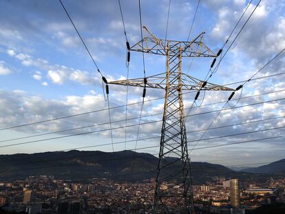 Una torre de transporte de energía en Bilbao.