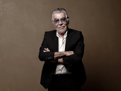 Roberto Cavalli posa durante la Vogue Fashion Dubai Experience en noviembre de 2014.