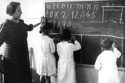 Madrid, 1936. Una maestra da clase a sus alumnas.