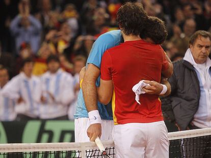 Del Potro y Nadal, en la red tras el final del partido de ayer. A la derecha, el capitán argentino, Tito Vázquez.