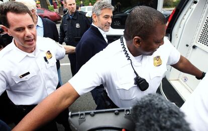 Clooney es introducido en un vehículo policial tras ser detenido durante la protesta contra Sudán en Washington.