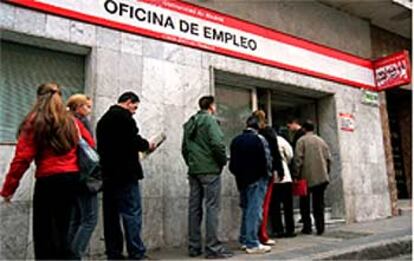 Cola de parados ante una de las oficinas del Inem, en Madrid.