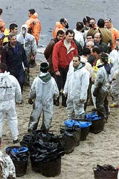 El príncipe Felipe recorre las zonas más afectadas por la marea negra en la isla de Ons.